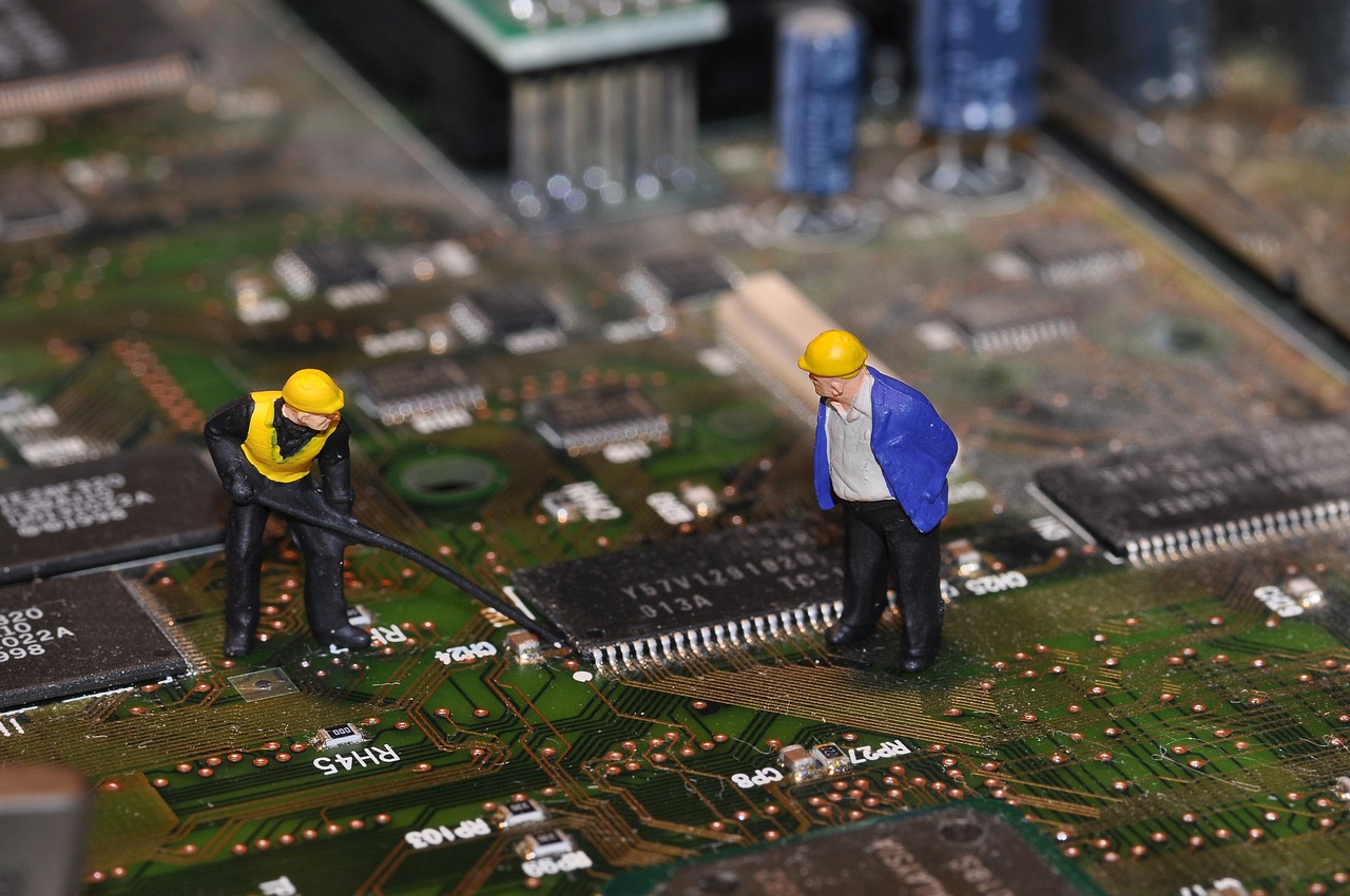 construction workers, circuit board, miniature-6114988.jpg